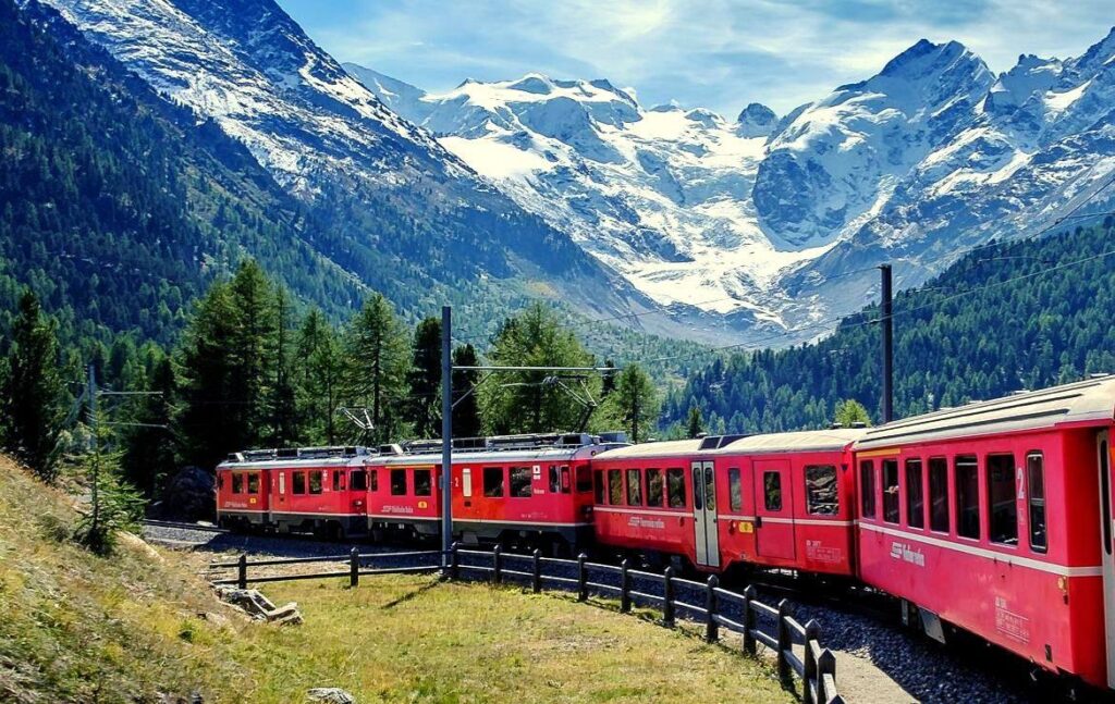 Il treno del Bernina d'estate