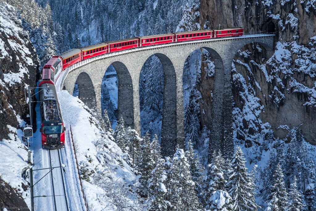 Il treno del Bernina d'inverno